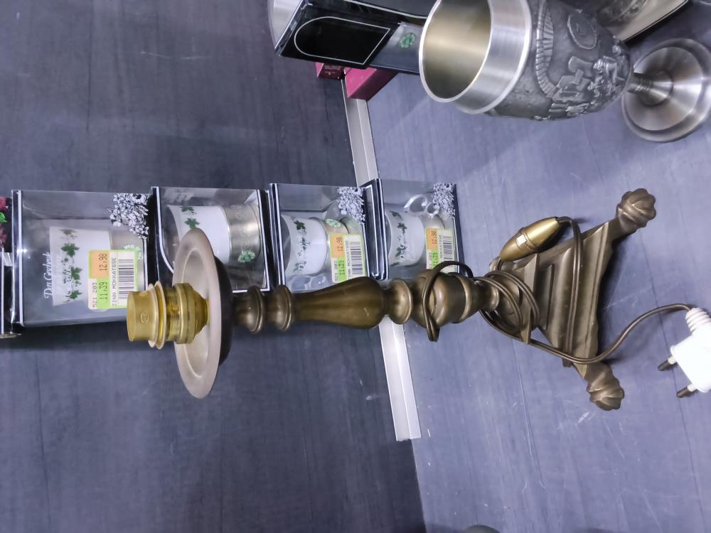 PIED DE LAMPE DANS L'ÉTAT LAITON