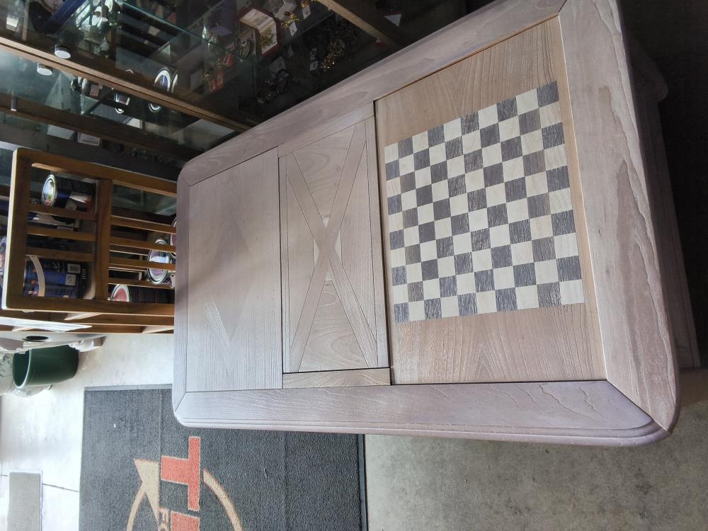 TABLE BAR AVEC PLATEAU ET JEU D’ECHEC