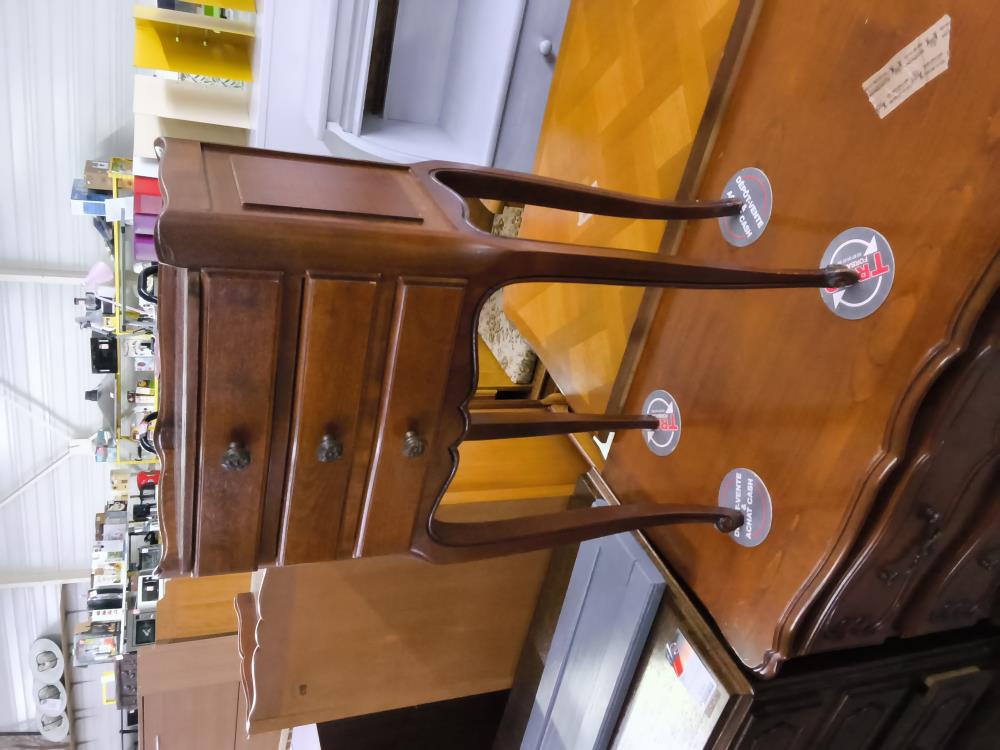 CHEVET 3 TIROIRS PIEDS GALBÉS