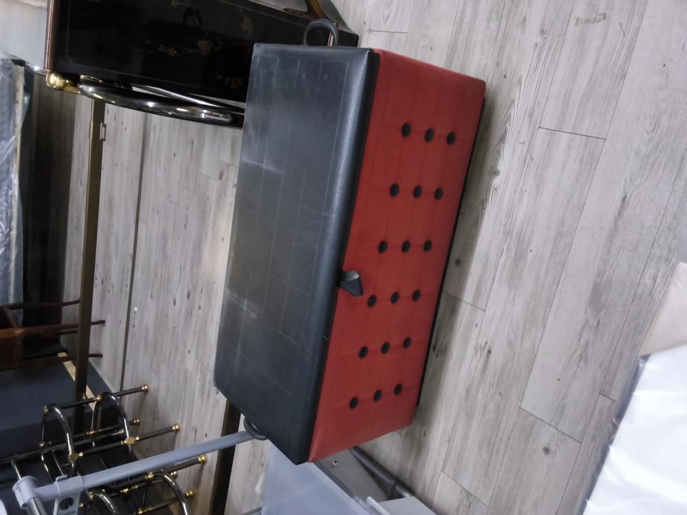 COFFRE A LINGE VINTAGE TISSU  NOIR ROUGE DANS L'ÉTAT 