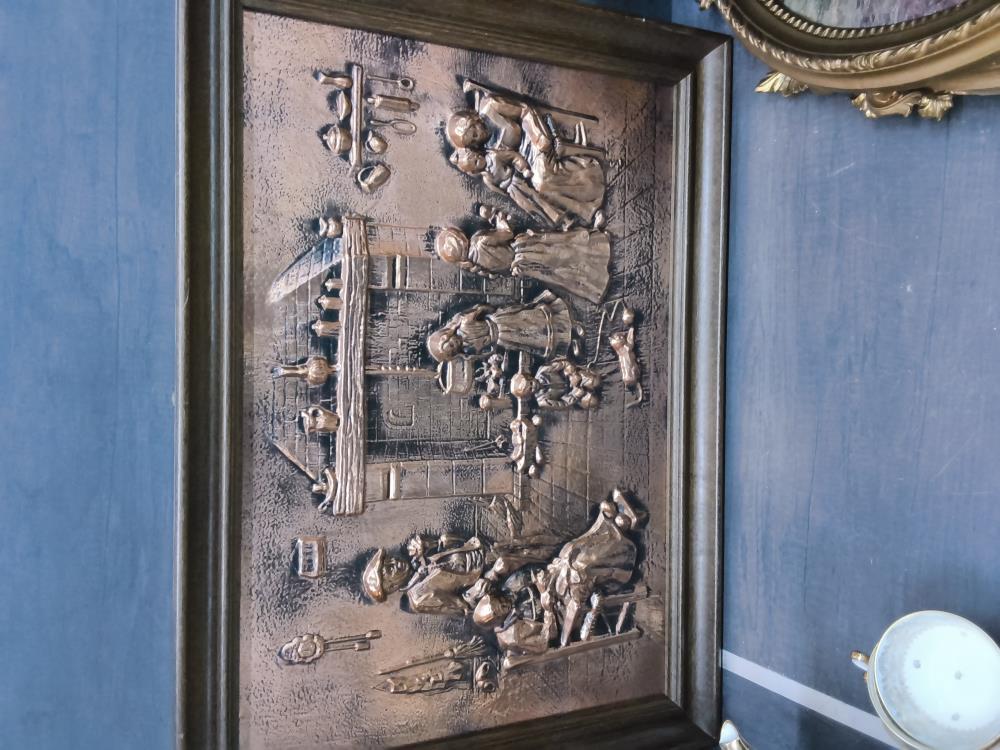 CADRE CUIVRE  FAMKLLE DEVANT LA CHEMINÉE 