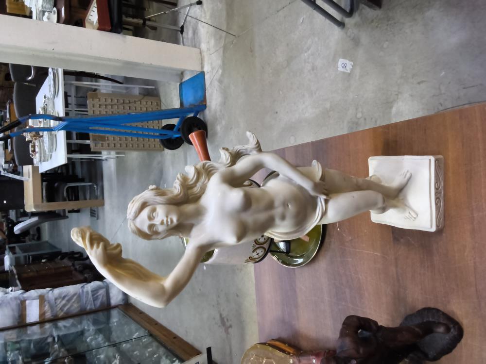 STATUETTE RESINE  FEMME 