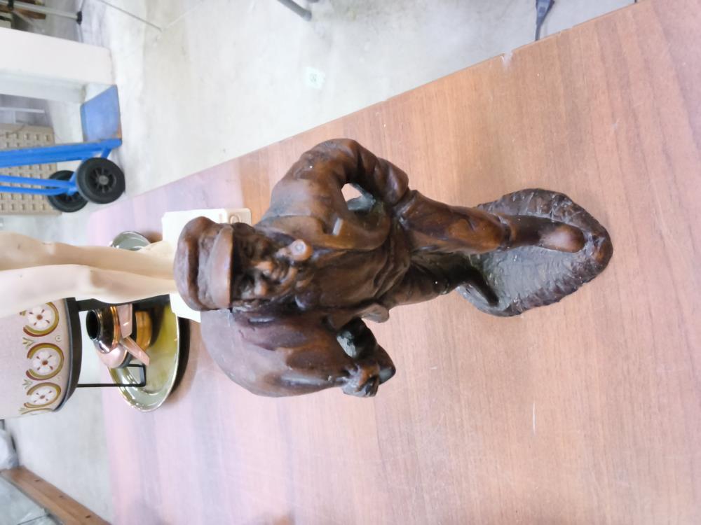 STATUETTE HOMME À LA PIPE