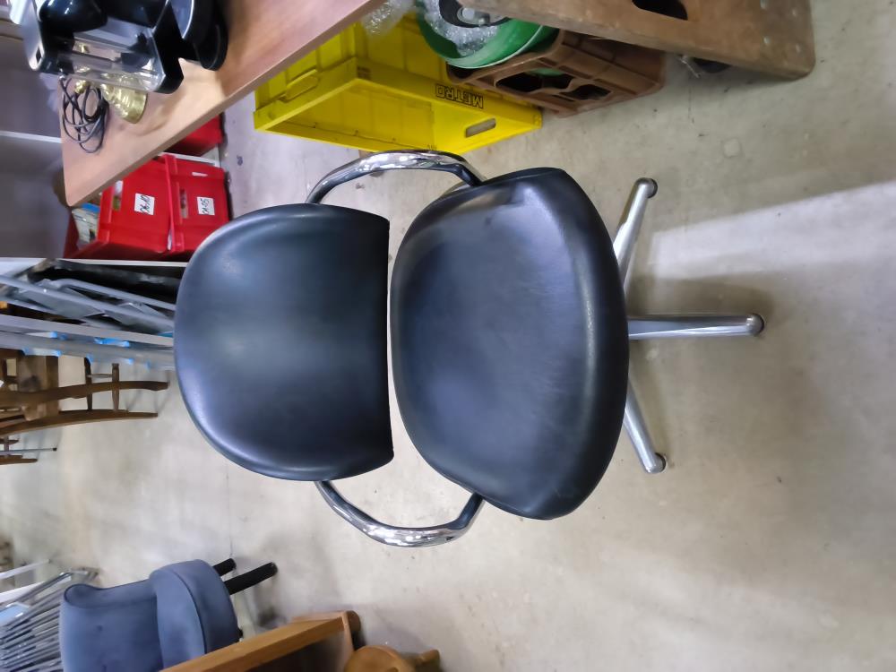 FAUTEUIL DE COIFFEUR CHROMÉ TOURNANT SIMILI NOIR DANS L'ÉTAT 