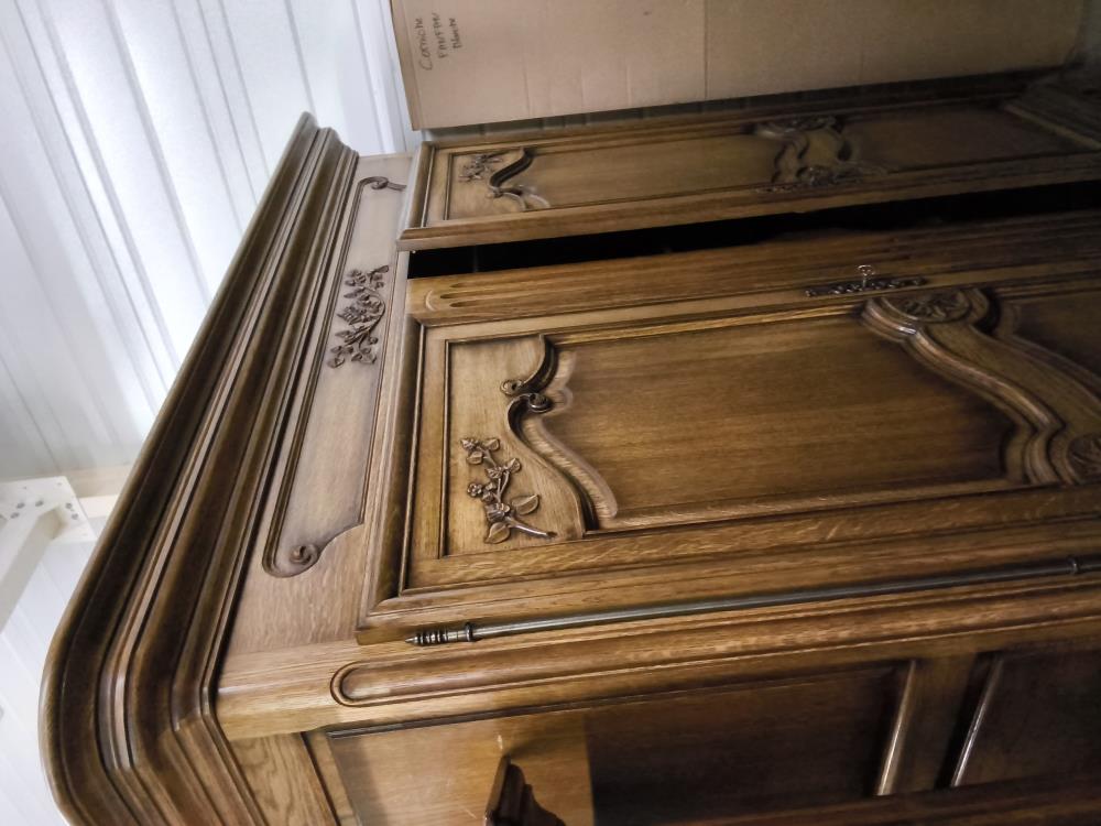 ARMOIRE 2 PORTES 2 TIROIRS AVEC SCULPTURES 