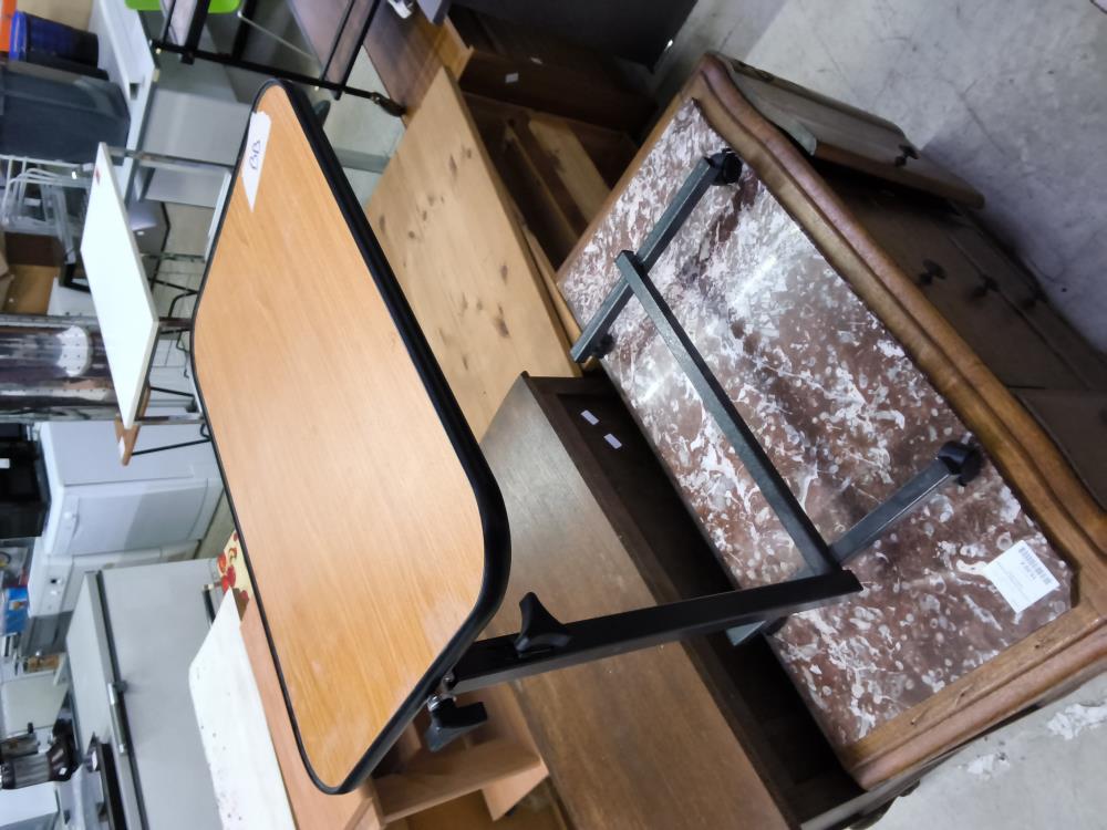 TABLETTE SUR ROULETTES POUR LIT 