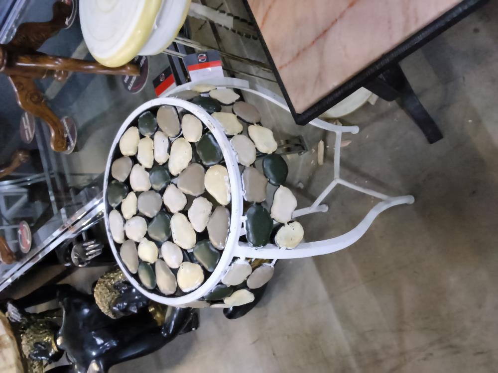 GUERIDON MÉTAL AVEC DES GALETS