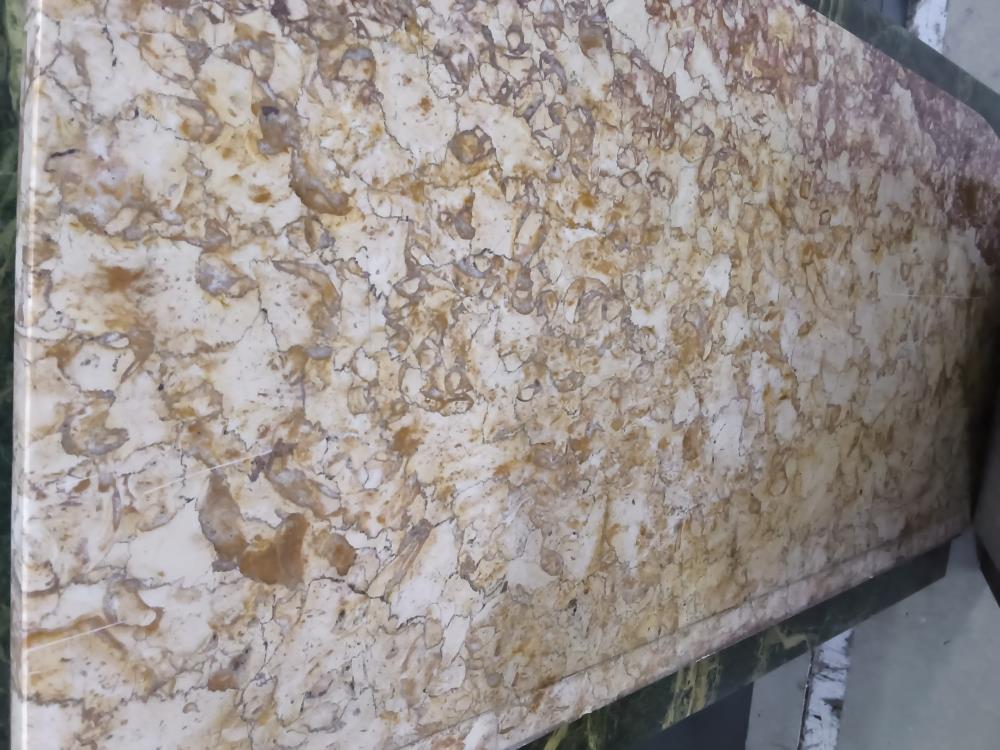 PLAQUE DE MARBRE JAUNE DANS L'ÉTAT 