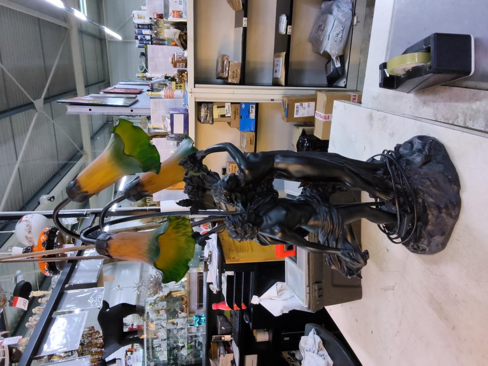 LAMPE 3 FEUX PÂTE DE VERRE STATUETTE EN RÉSINE  HT 75CM