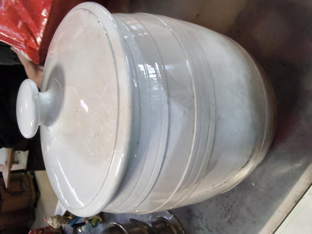 TONNEAU EN FAÏENCE SARREGUEMINES 