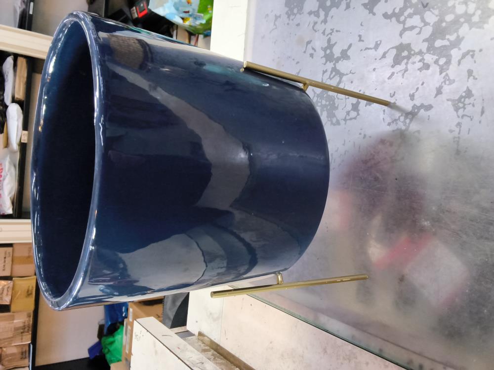 CACHE POT SUR PIED 