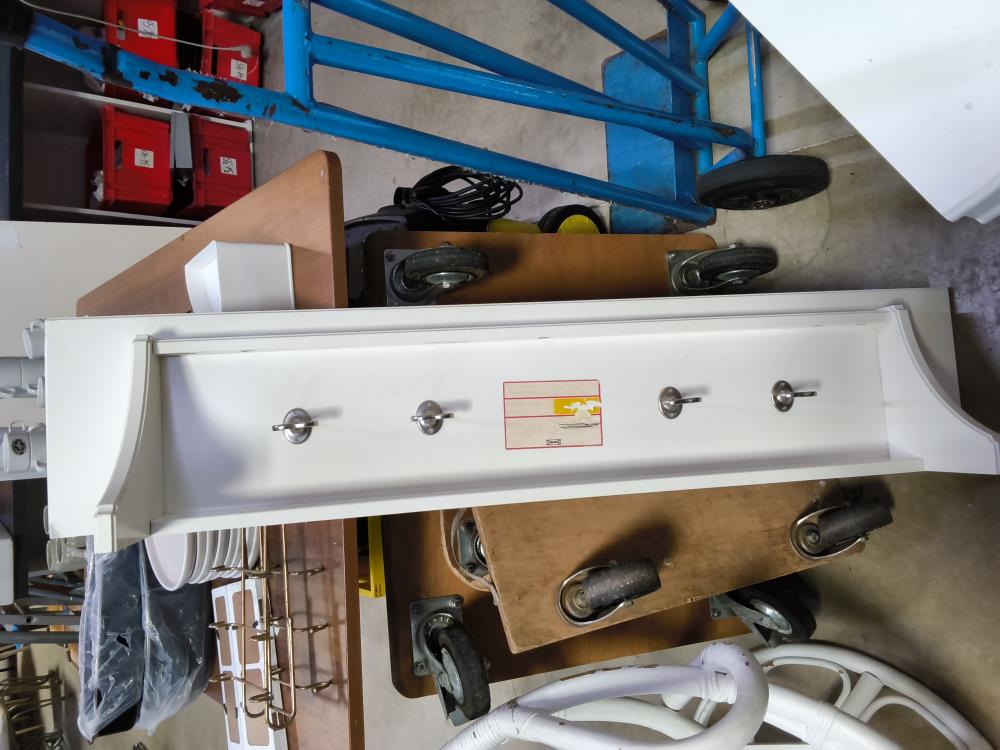 ÉTAGÈRE AVEC CROCHET