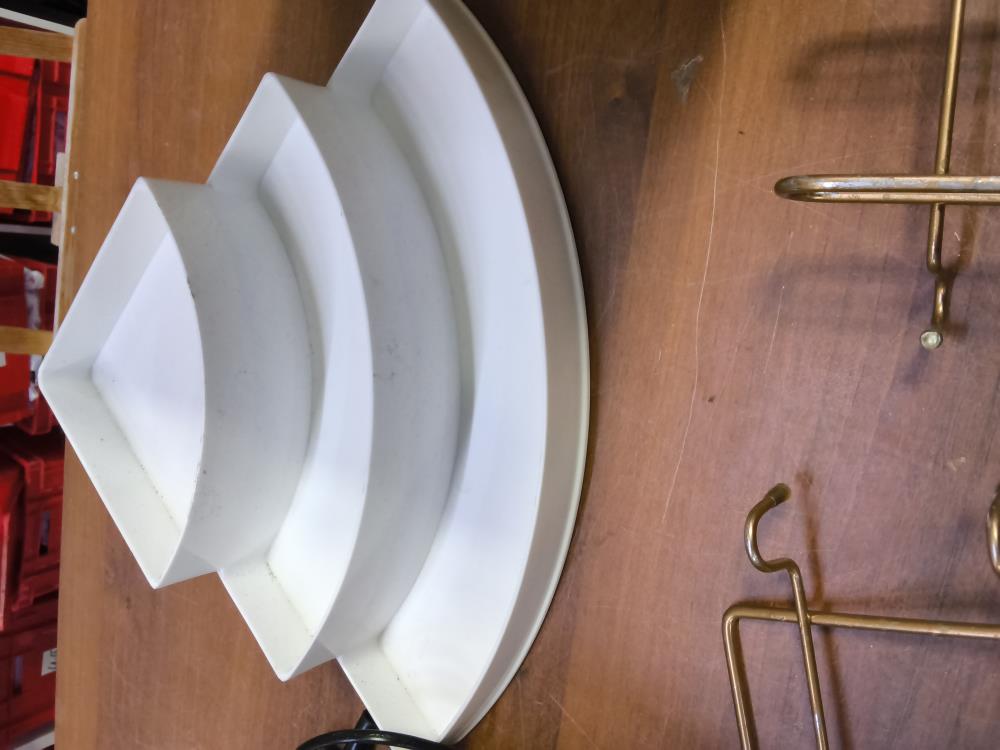 ETAGERE PLASTIQUE D’ANGLE