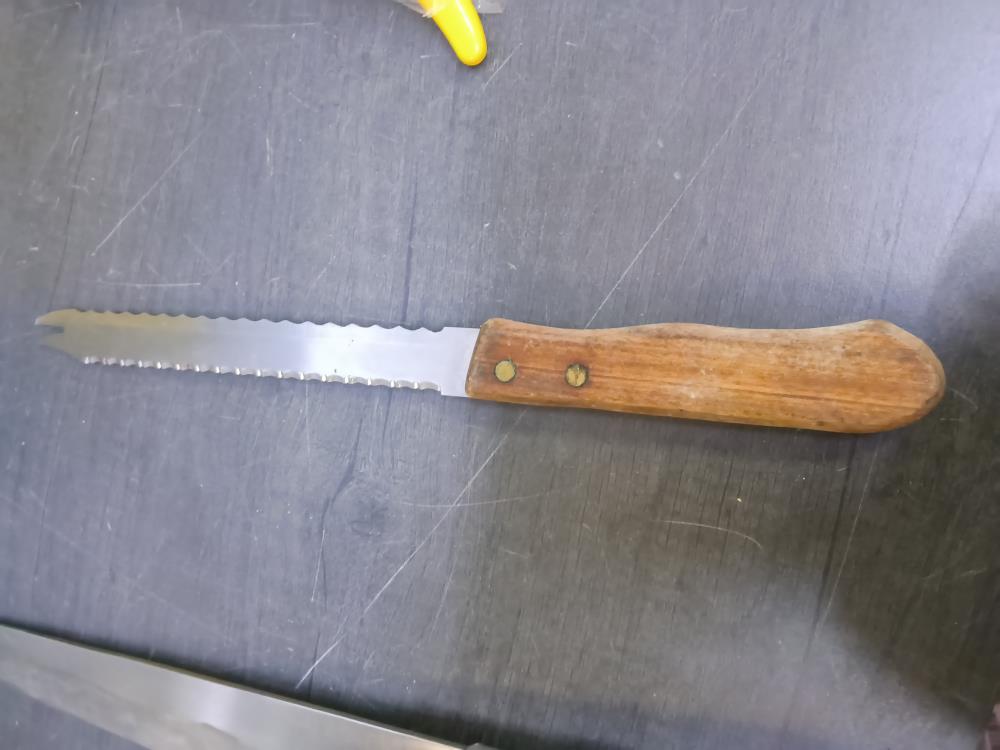 COUTEAU À PAIN 