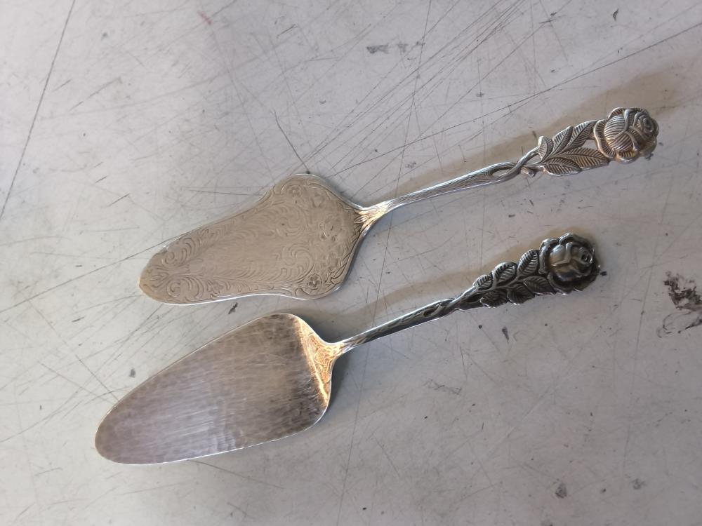 PELLE A GÂTEAU ARGENTÉE 