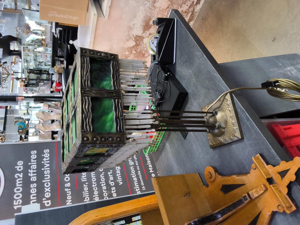 LAMPE À POSER À PAMPILLES AVEC PÂTE DE VERRE COULEUR VERT DANS L'ÉTAT 