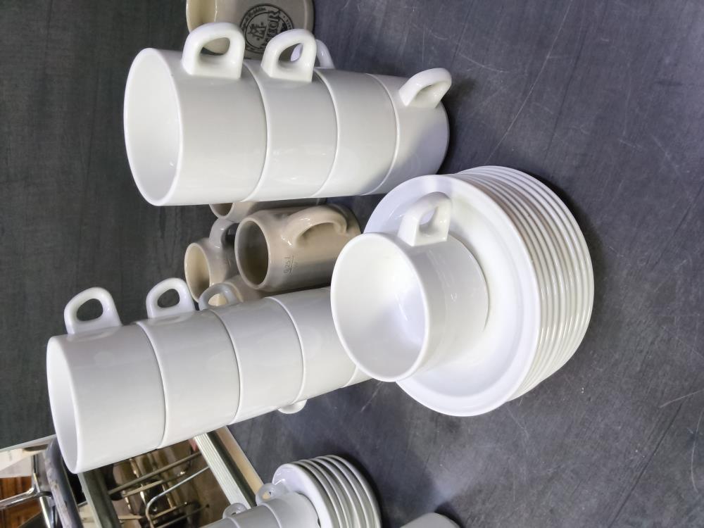 LOT DE 10 TASSES ET SOUS TASSES BLANCHES