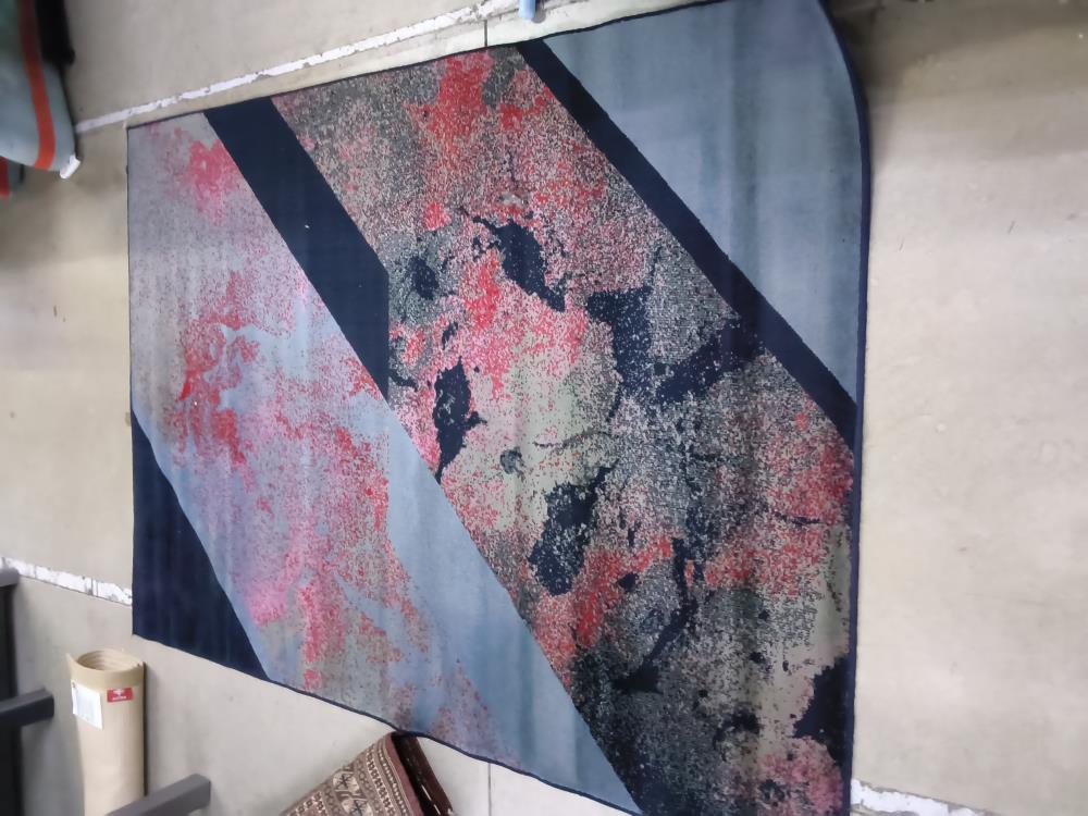 TAPIS  BLEU ROUGE NOIR 140 X 195 CM DANS L'ÉTAT 