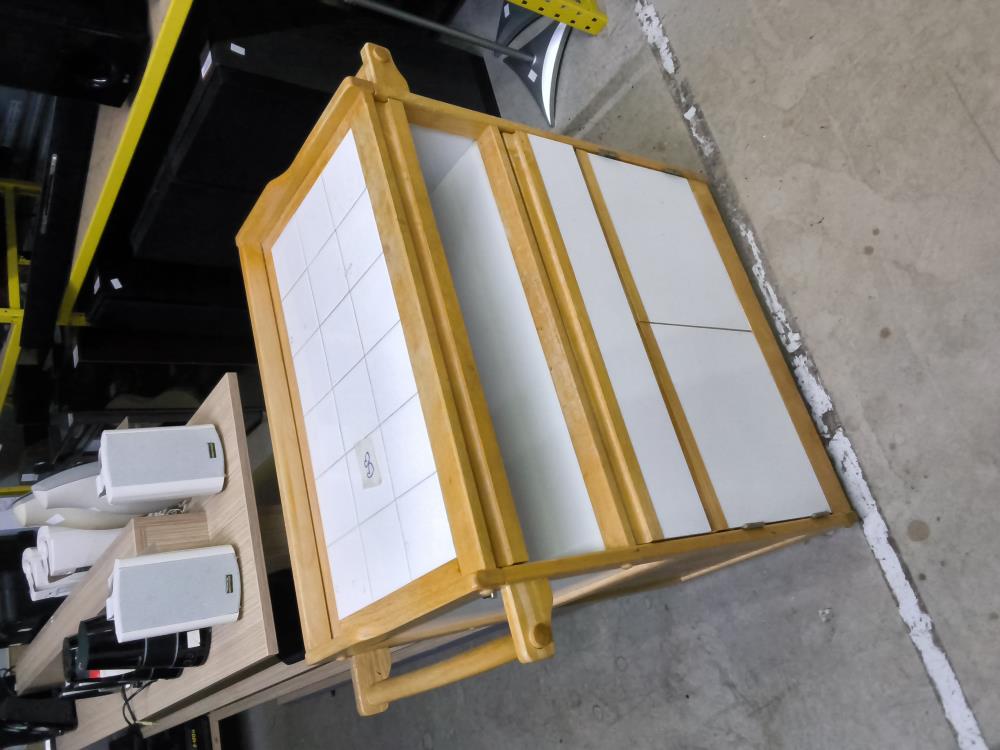 MEUBLE DE CUISINE CARRELÉ SUR ROULETTES 