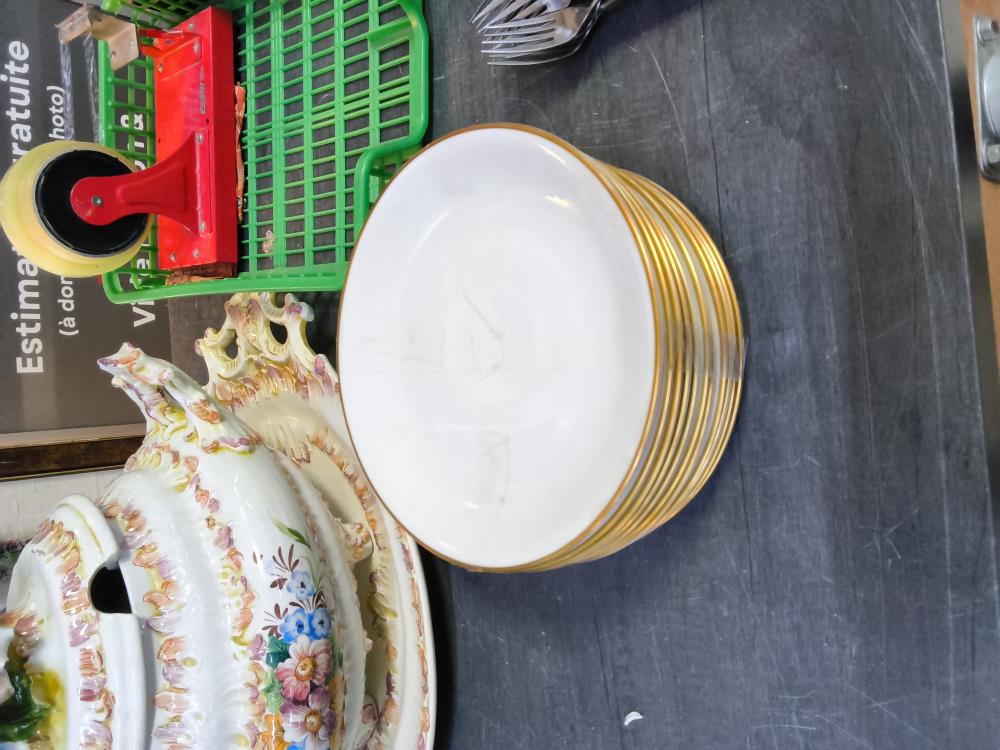 LOT D’ASSIETTES BLANC DORÉE 