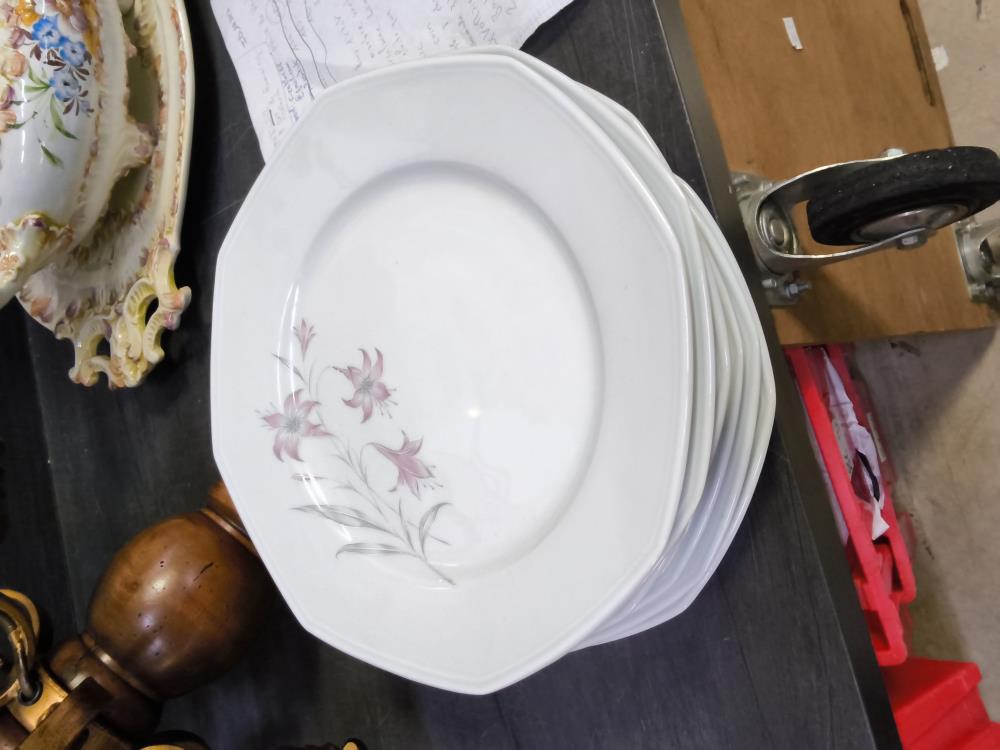 LOT DE 9 ASSIETTES BLANCHES FLEURIES LIMOGES 