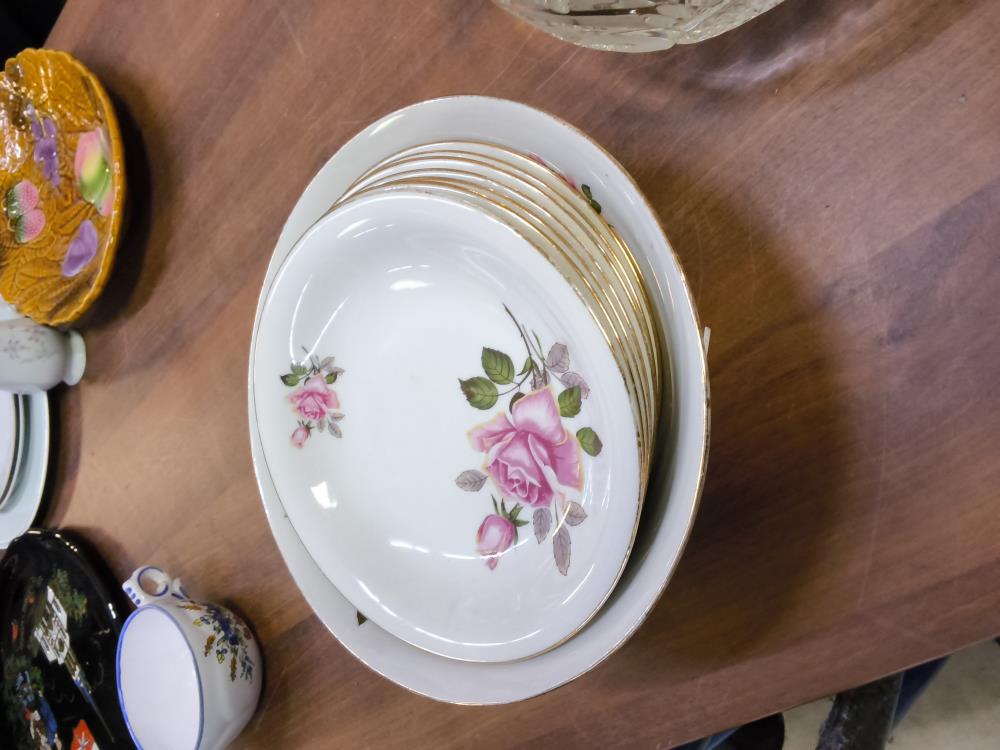 ENSEMBLE SOUPIÈRE ET ASSIETTES BLANCHES FLEURIES 