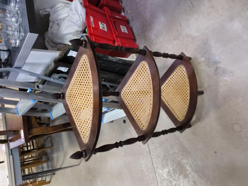 ÉTAGÈRE D’ANGLE CANNÉE 