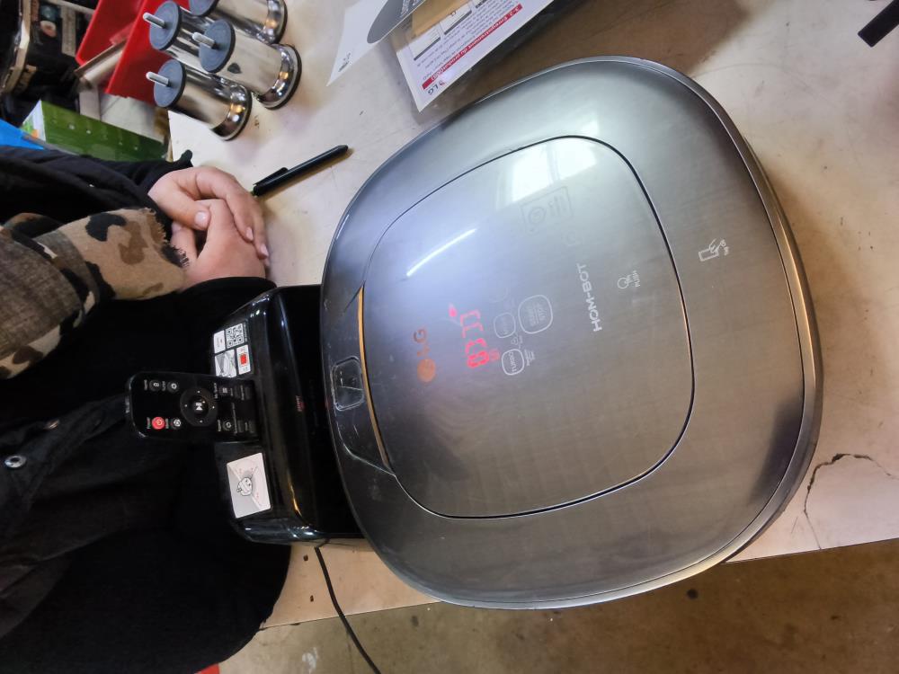 ASPIRATEUR ROBOT LG  HOM BOT AVEC ACCESSOIRES. CONNEXION INTERNET FONCTIONNE PAS