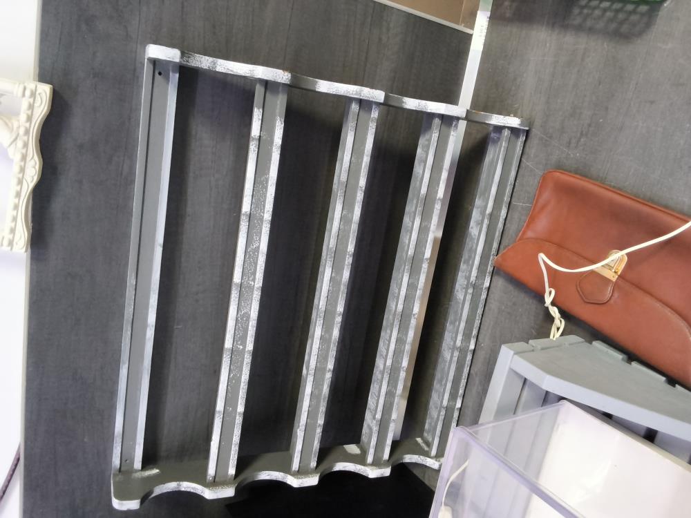 ÉTAGÈRE À ÉPICES GRISE