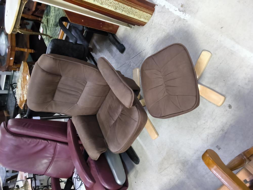 FAUTEUIL AVEC POUF TISSU BRUN 