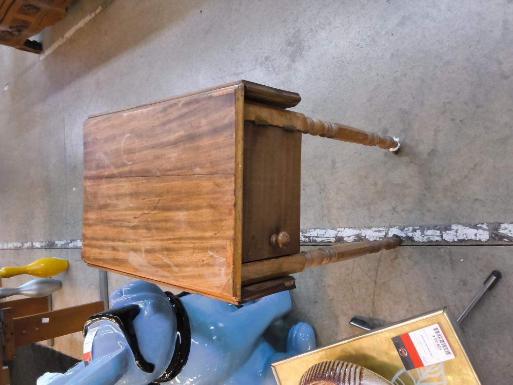 PETIT MEUBLE A VOLETS ANCIEN SUR ROULETTES 