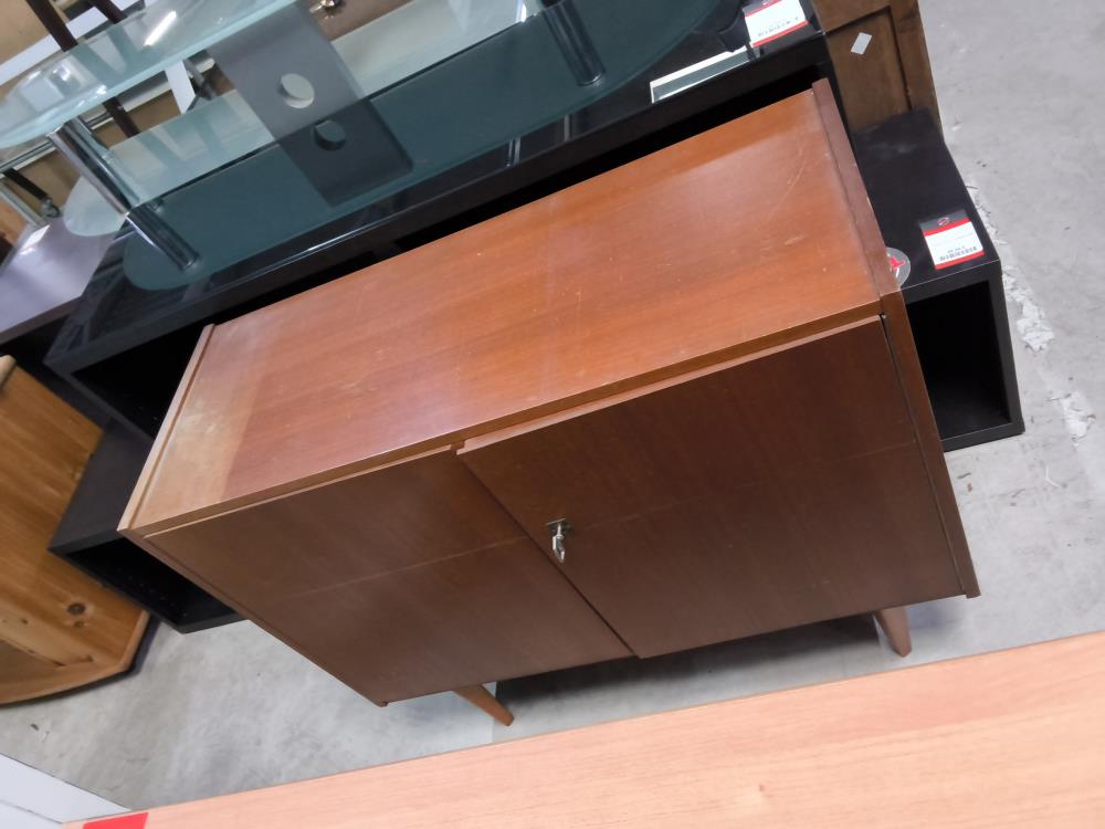 MEUBLE BAS 2 PORTES DANS L'ÉTAT 