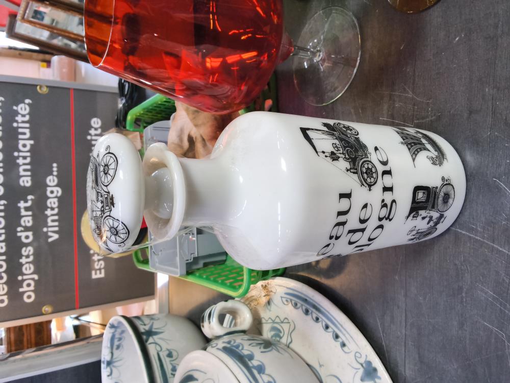 BOUTEILLE EAU DE COLOGNE DANS L'ÉTAT 