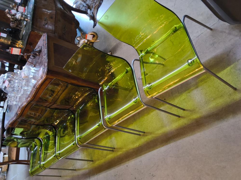 LOT DE 6 CHAISES PLASTIQUE COULEUR VERT 