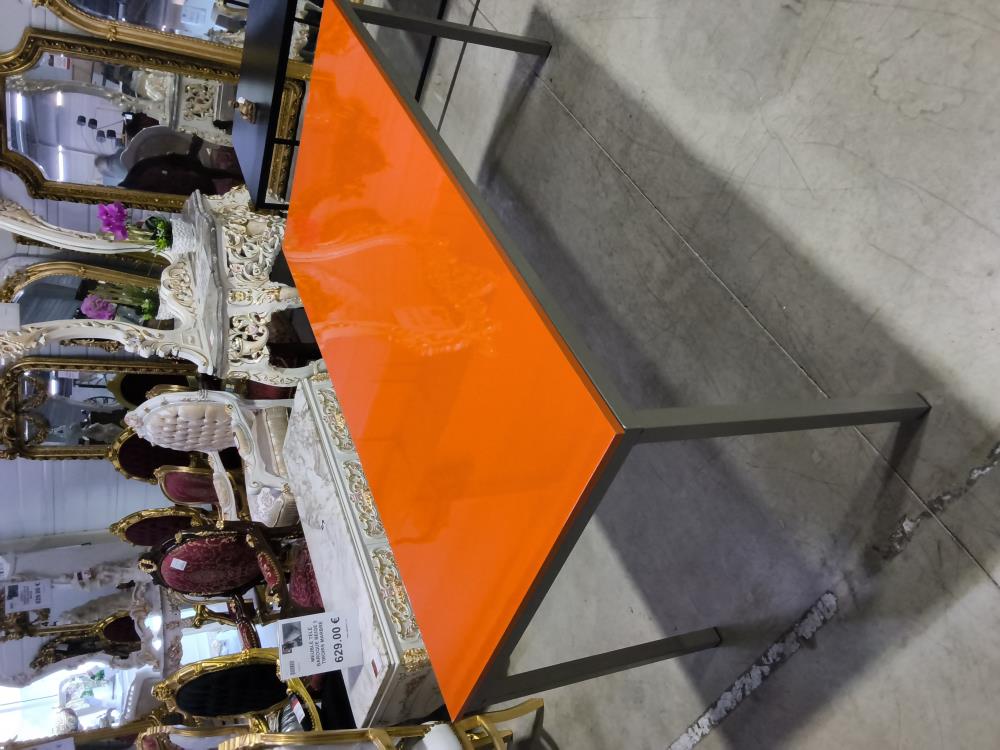 TABLE DESIGN MÉTAL GRIS ET PLATEAU ORANGE DANS L'ÉTAT 