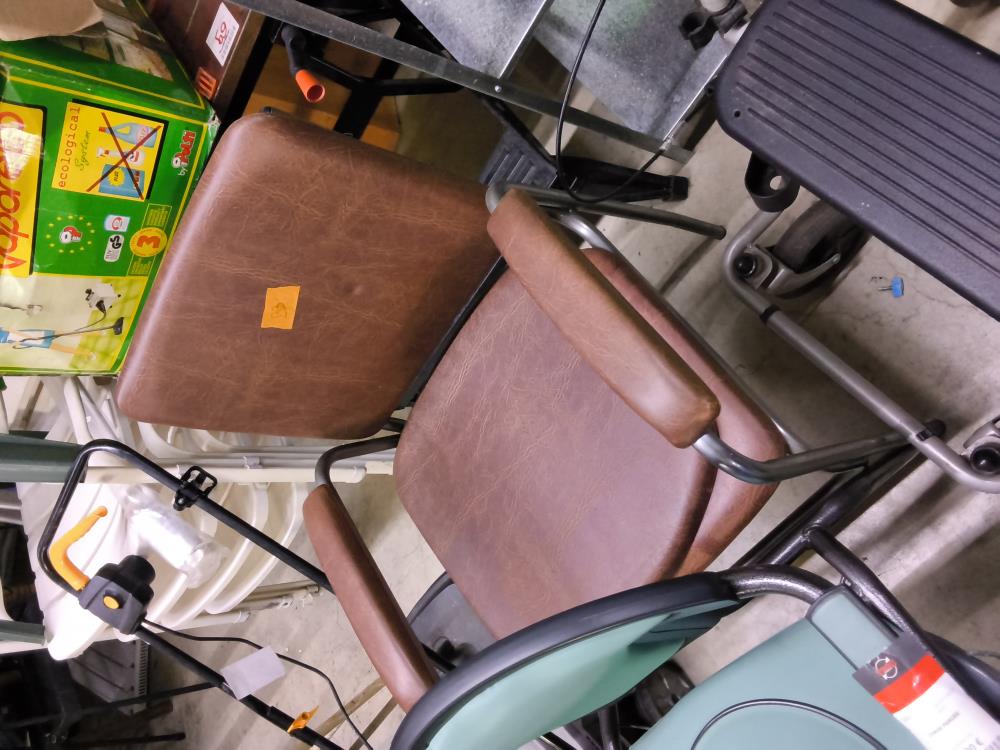 CHAISE PERCÉE BRUNE
