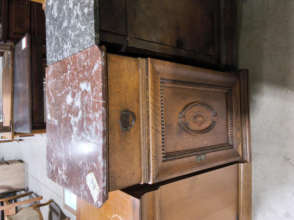 CHEVET AVEC MARBRE ROUGE DANS L'ÉTAT 