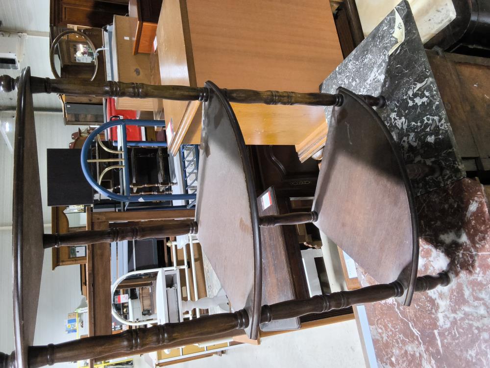 ÉTAGÈRE BASSE D’ANGLE 