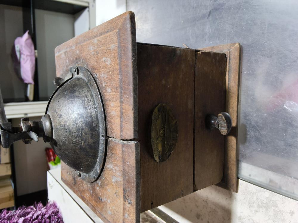 MOULIN À CAFÉ PEUGEOT DANS L'ÉTAT 