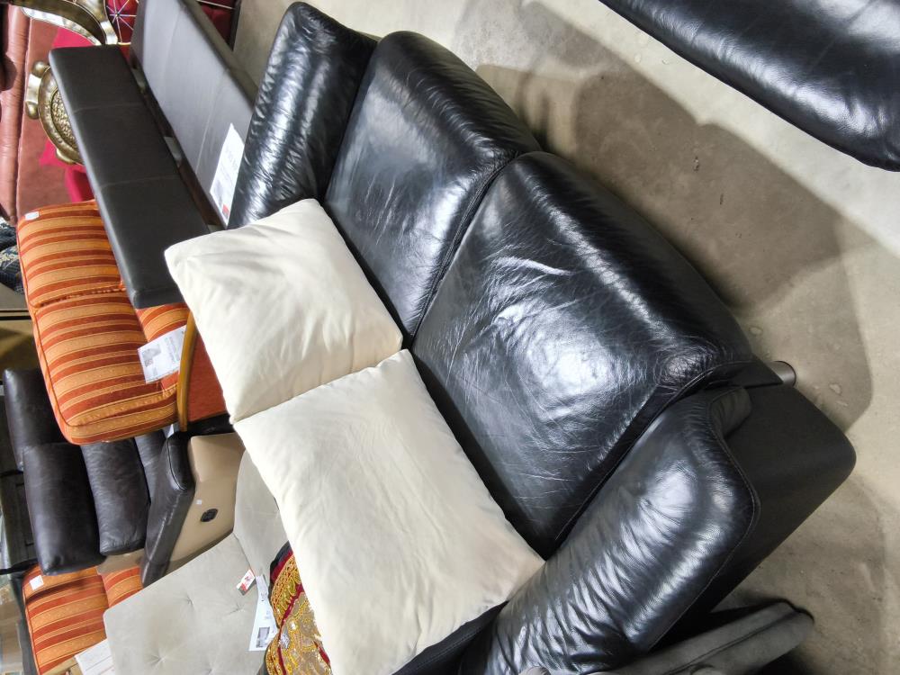 CANAPÉ 2 PLACES CUIR PLEINE FLEUR STRESSLESS  COULEUR NOIR ET COUSSIN BEIGE