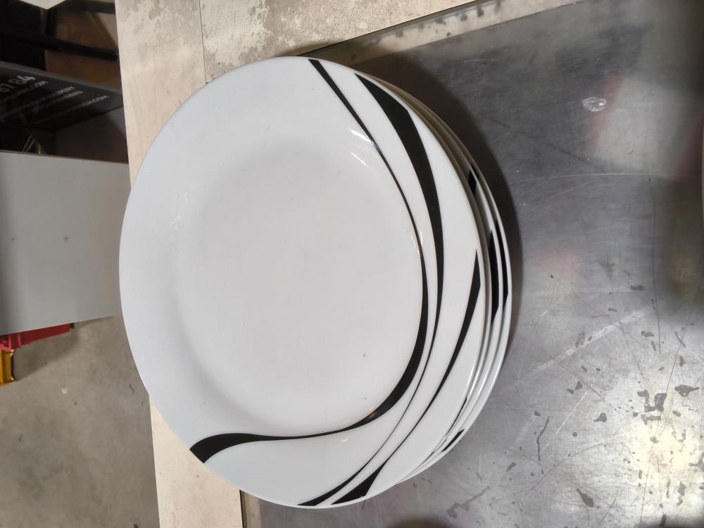 LOT DE 4 ASSIETTES BLANCHES NOIRES