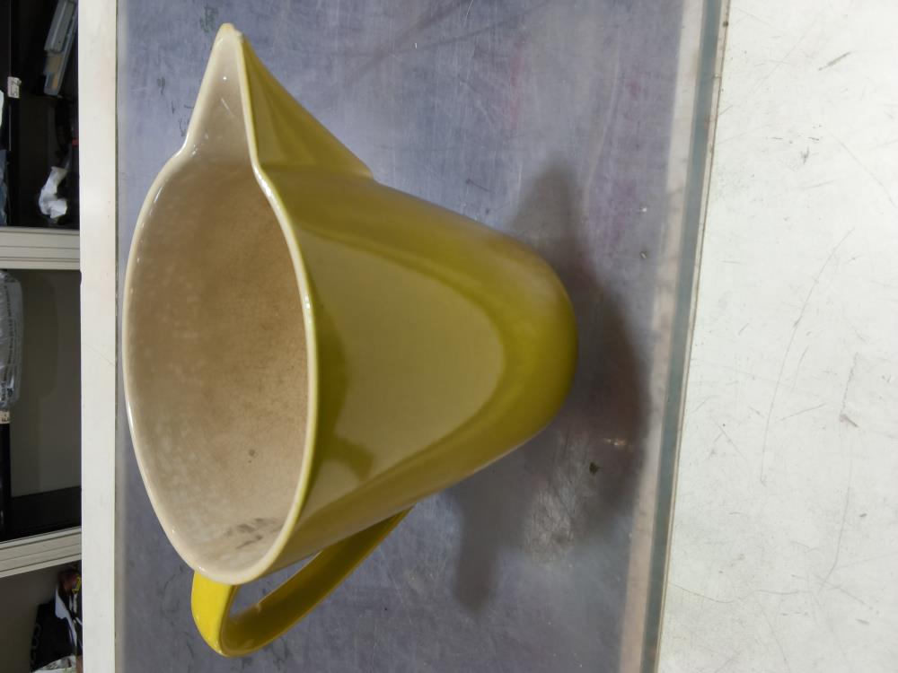 CARAFE JAUNE VB DANS L'ÉTAT 