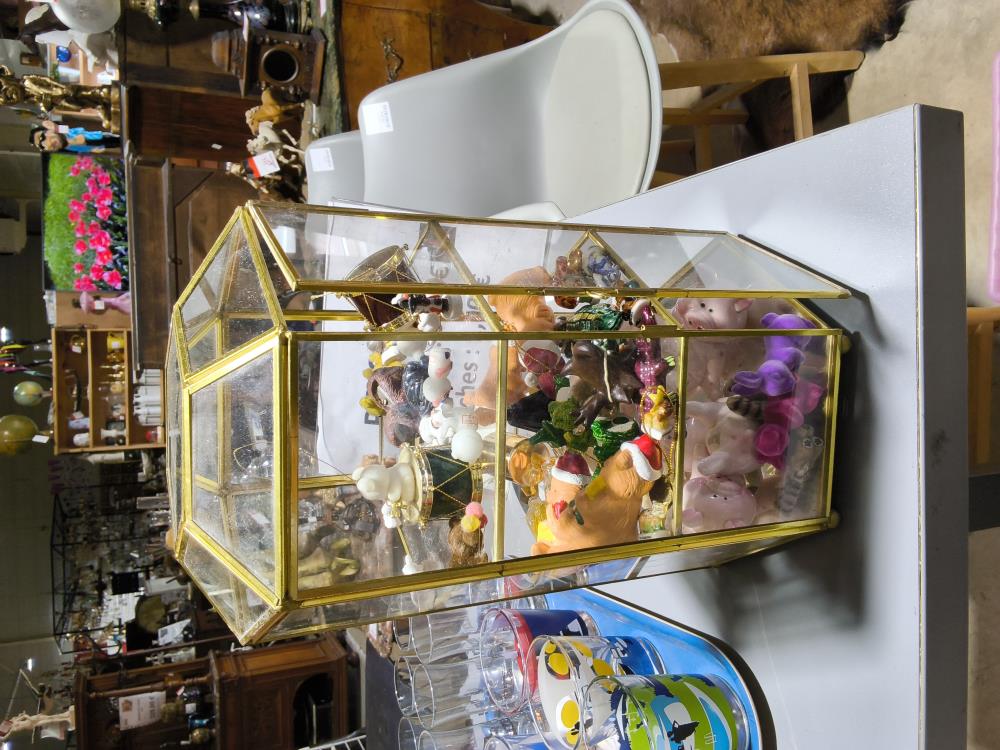 MINI VITRINE DORÉE AVEC BIBELOT