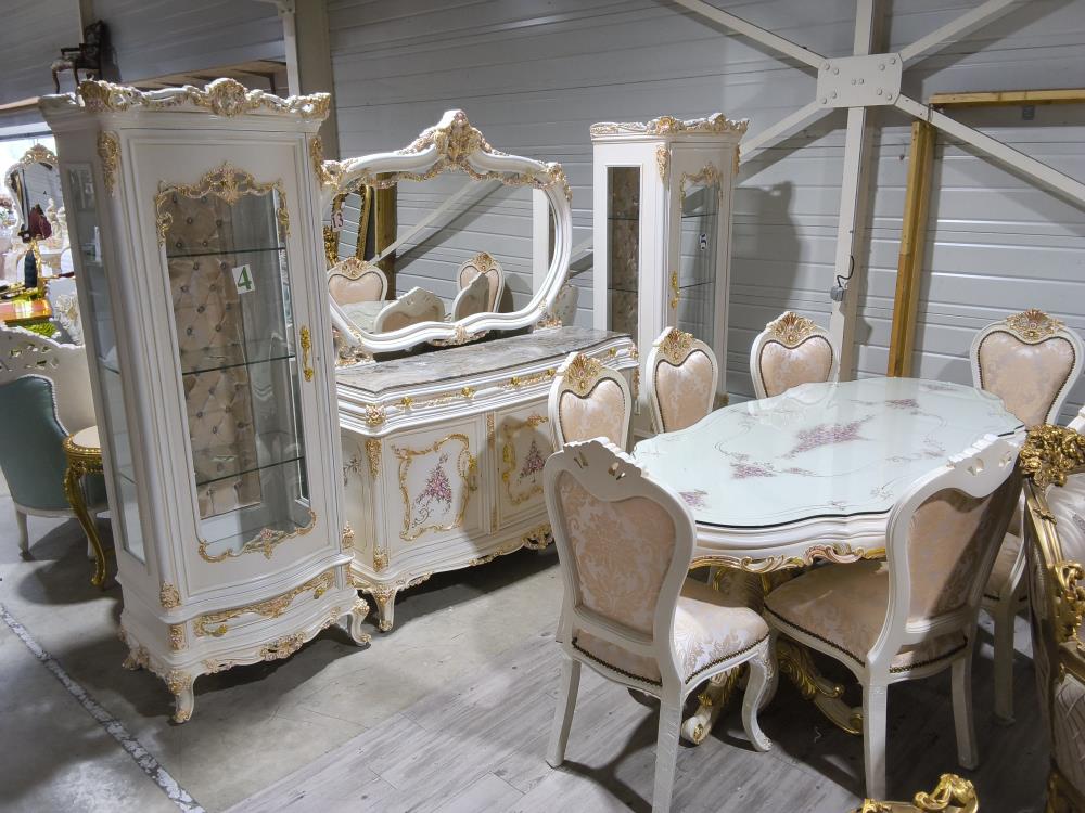ENSEMBLE SAM COMPOSÉ 1 TABLE 222 X 105CM 8 CHAISES 1 BUFFET MIROIR ET 2 VITRINES