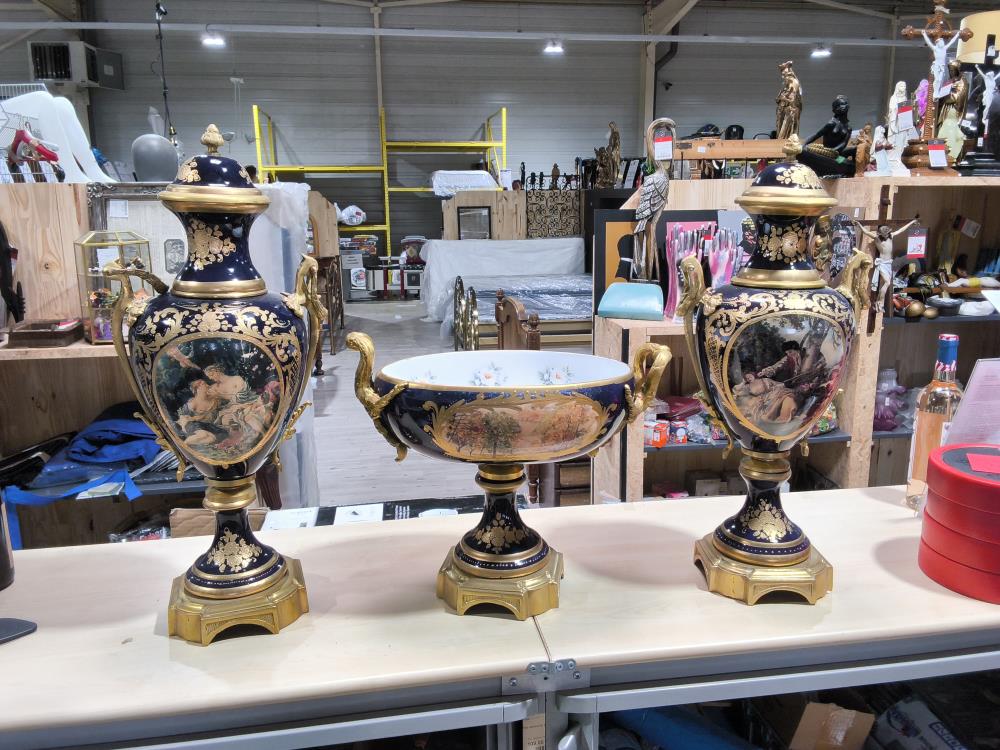 ENSEMBLE 2 VASES ET 1 COUPE BAROQUE DORÉ 