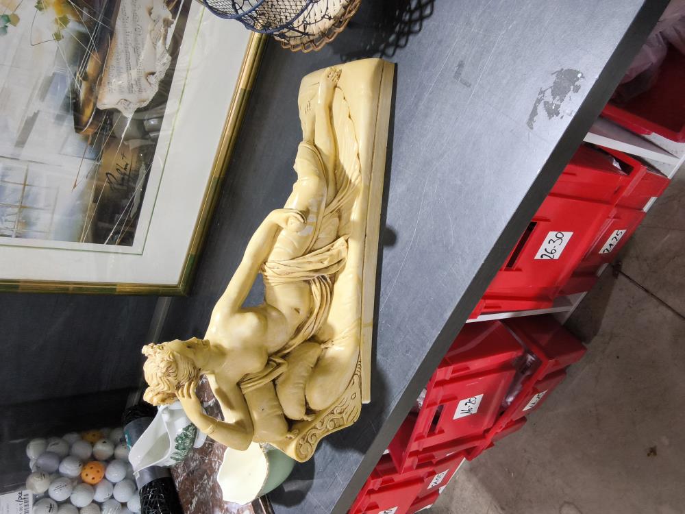 STATUE FEMME NUE COUCHEE 