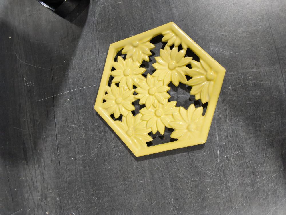 SOUS PLAT FONTE JAUNE