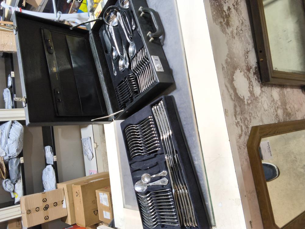 MÉNAGÈRE CHROMÉ DANS VALISE SBS