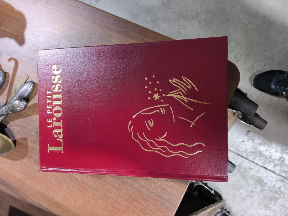 LE PETIT LAROUSSE