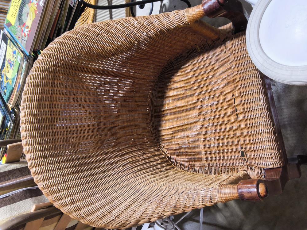 FAUTEUIL ROTIN/BOIS DANS L'ÉTAT 